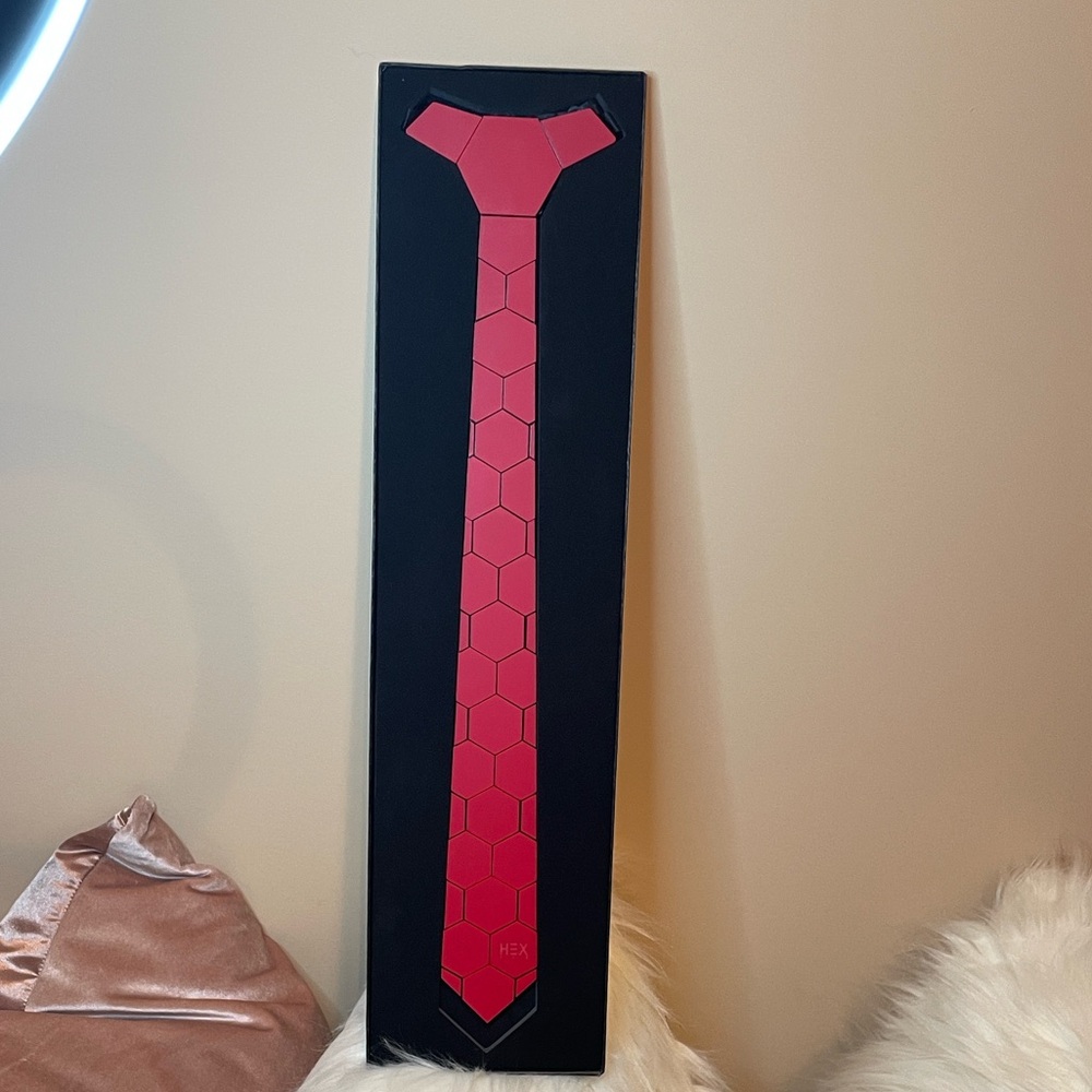 Hex Red Pattern Tie - Picture 5 of 6